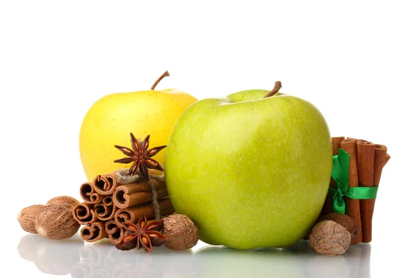 Tarçın, elma, küçük hindistan cevizi ve üzerinde beyaz izole anason — Stok fotoğraf