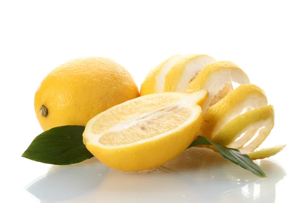 Lemon matang dengan daun terisolasi di atas putih — Stok Foto