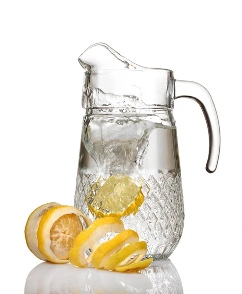 Jarra de limonada y limón aislado en blanco — Foto de Stock