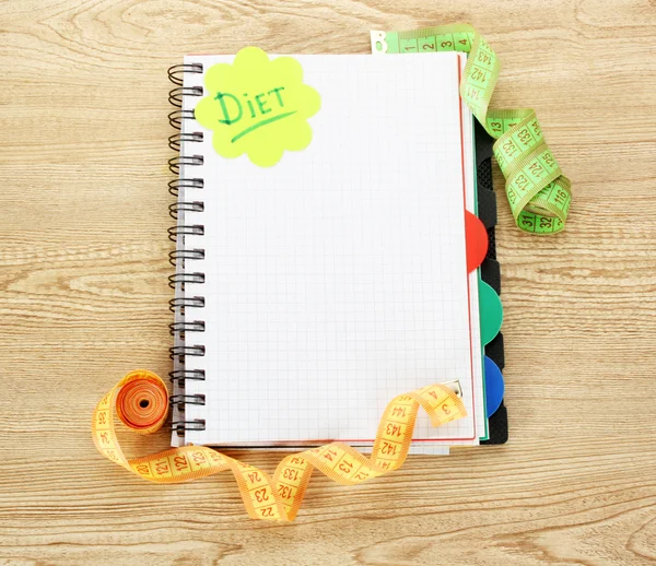 Ernährungsplanung. Notizbuch-Maßbänder und Stift auf Holztisch — Stockfoto
