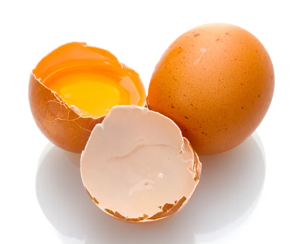 Коричневі яйця з жовтком ізольовані на білому — стокове фото