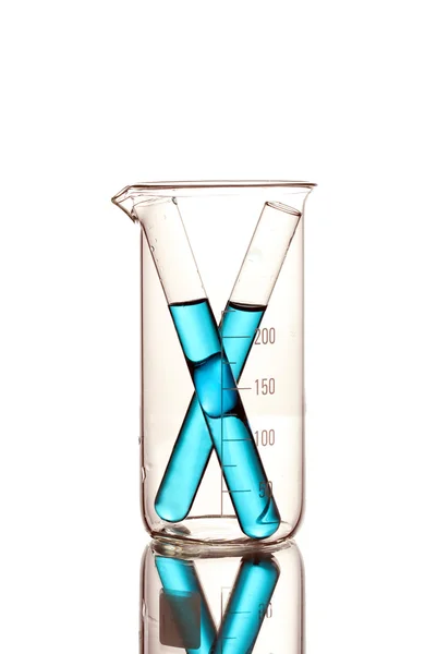 Εργαστήριο σωλήνες με μπλε υγρό στη μέτρηση ποτήρι ζέσεως με προβληματισμό που απομονώνονται σε λευκό — Φωτογραφία Αρχείου