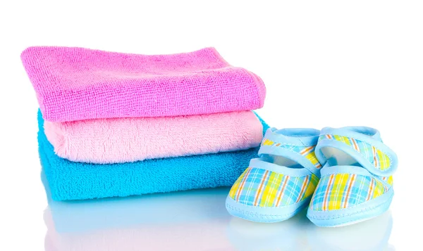 Modré dětské botičky a tři barevné ručníky izolovaných na bílém — Stock fotografie