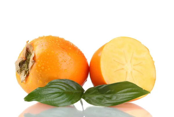Aptitretande sharonfrukt med droppar och leaf isolerad på vit — Stockfoto