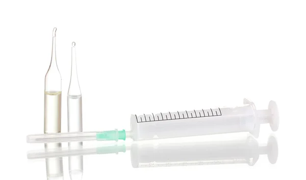 Sprutan och medicinska ampuller isolerad på vit — Stockfoto