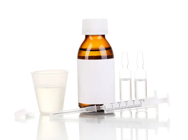 Медична пляшка з лобзиком, таблетками, ампулами та шприцом ізольована на білому — стокове фото