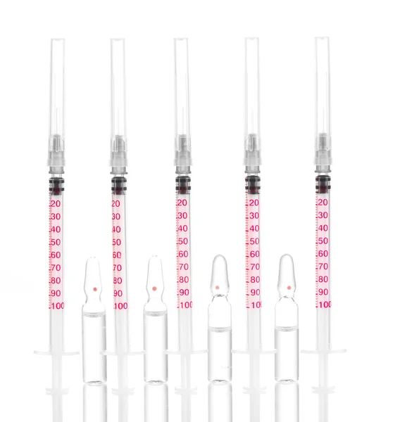 Strzykawki insulinowe i ampułki medyczny na białym tle — Zdjęcie stockowe