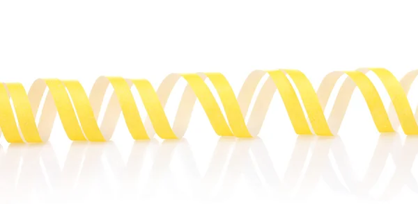 白で隔離される黄色ストリーマー — ストック写真