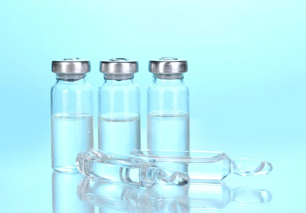 Ampollas médicas sobre fondo azul —  Fotos de Stock