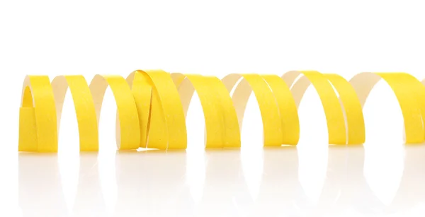 白で隔離される黄色ストリーマー — ストック写真