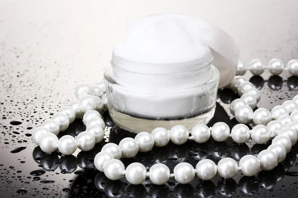 Crema cosmética en la mesa sobre fondo gris —  Fotos de Stock