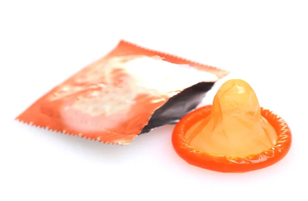白で隔離される開いているパックとオレンジ色のコンドーム — ストック写真