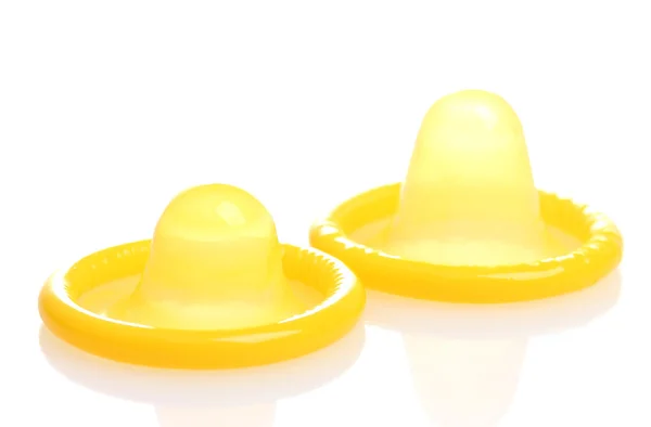 在白色孤立的两个黄色避孕套 — 图库照片
