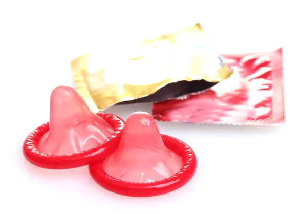 Açık paketleri üzerinde beyaz izole kırmızı prezervatif — Stok fotoğraf
