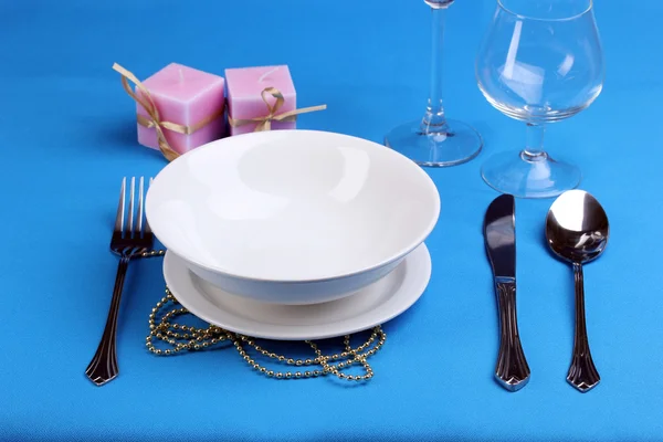 파란색 배경에 테이블 설정 — 스톡 사진