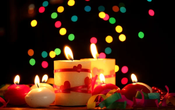 Belas velas na mesa de madeira no fundo brilhante — Fotografia de Stock