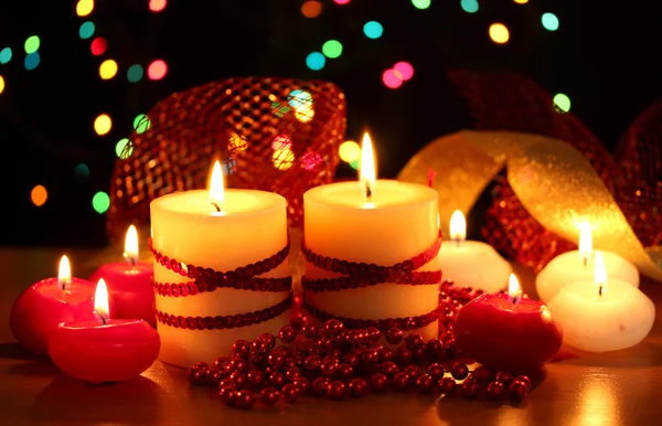 Hermosas velas y decoración en mesa de madera sobre fondo brillante — Foto de Stock