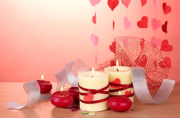 情人节那天在红色背景上的木桌上的蜡烛 — 图库照片