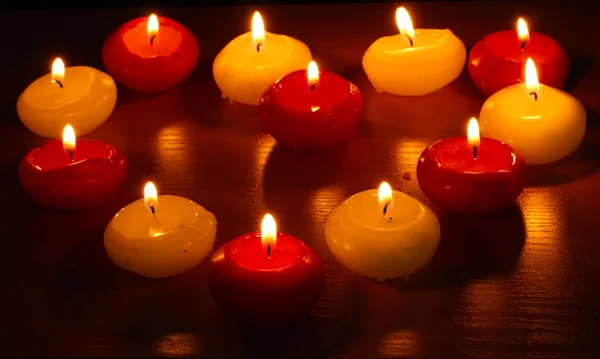 Schöne Kerzen und Dekor auf Holztisch — Stockfoto