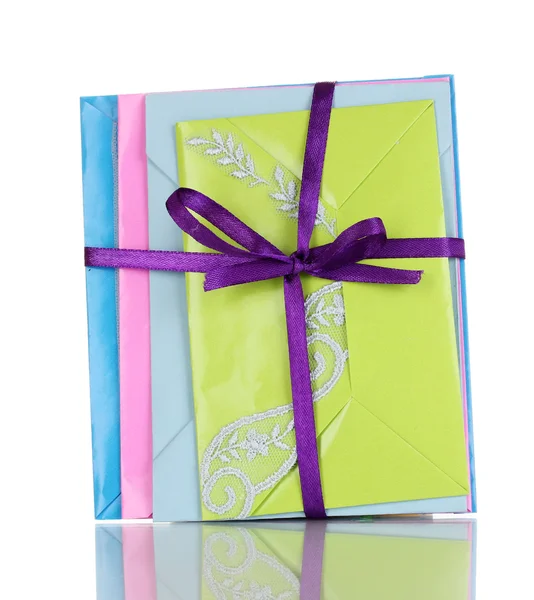 Куча цветных конвертов с лентой, изолированных на белом — стоковое фото
