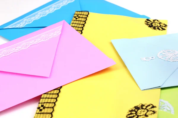 Куча цветных конвертов крупным планом, изолированных на белом — стоковое фото