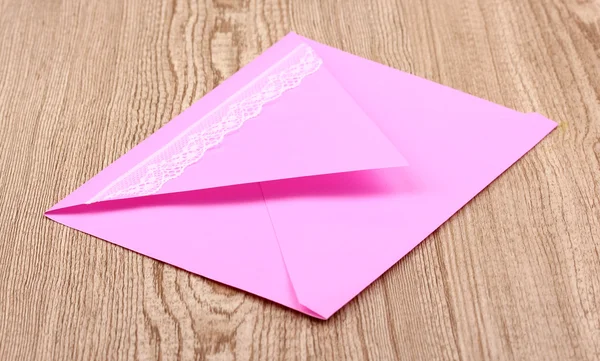 Кольоровий конверт на дерев'яному фоні — стокове фото