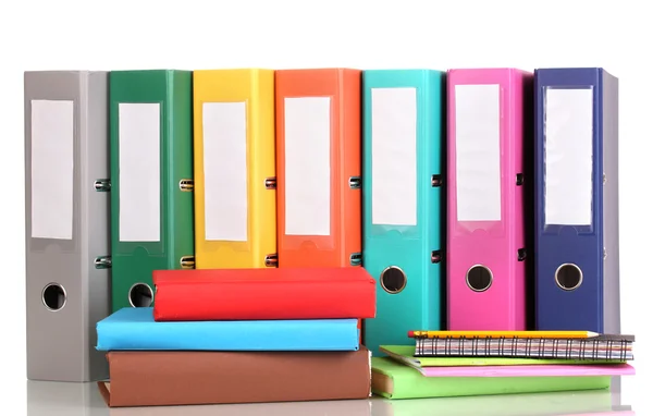 Helle Büromappen und Bücher mit Briefpapier isoliert auf weiß — Stockfoto