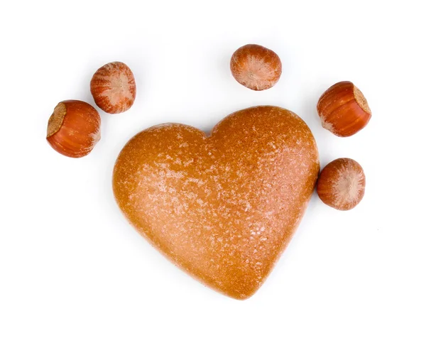 Σχήμα καρδιάς μπισκότο με φουντούκια που απομονώνονται σε λευκό — Φωτογραφία Αρχείου