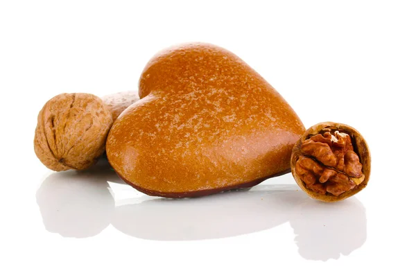 Hart-vormige cookies met walnoten geïsoleerd op wit — Stockfoto