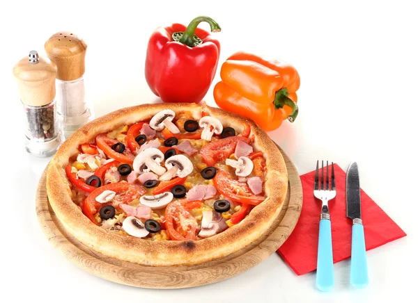 Ароматическая пицца с овощами, изолированными на белом — стоковое фото