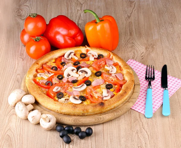 Aromatyczna pizza z warzywami i grzybami na drewniane tła — Zdjęcie stockowe