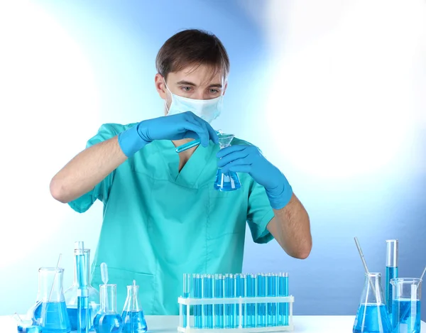 Cientista no laboratório que trabalha com produtos químicos tubos de ensaio — Fotografia de Stock