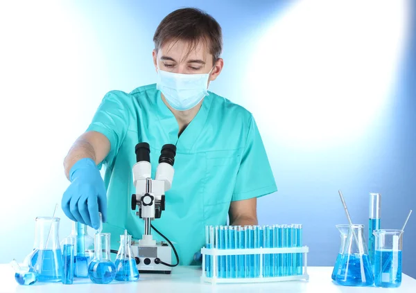 Wetenschapper in het lab werken met chemische stoffen test-buizen — Stockfoto