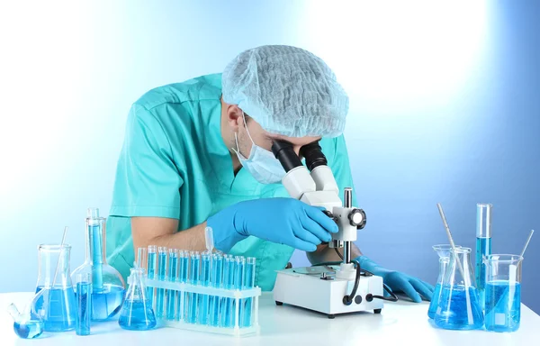 Naukowiec w laboratorium, pracy z mikroskopem — Zdjęcie stockowe
