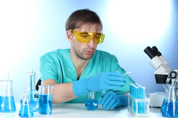 Вчений в лабораторії, що працює з хімічними пробними трубами — стокове фото