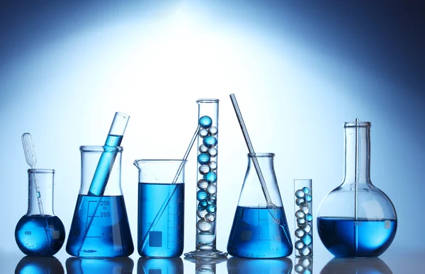 青い背景に青い液体試験管 — ストック写真