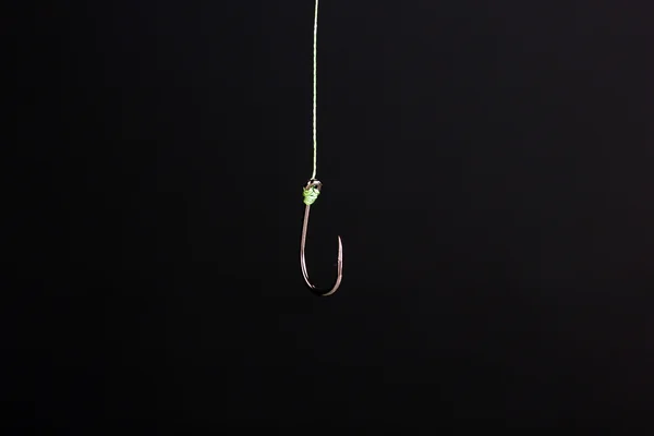 Одинарний рибний гачок ізольовано на чорному — стокове фото