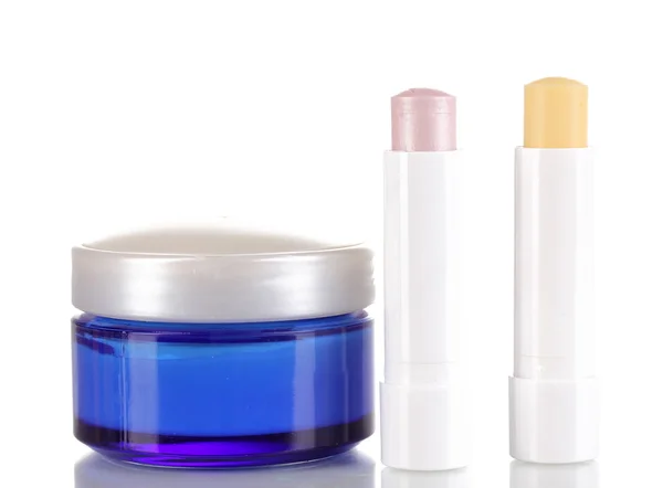 Hygienische Lippenstifte und Feuchtigkeitscreme isoliert auf weiß — Stockfoto