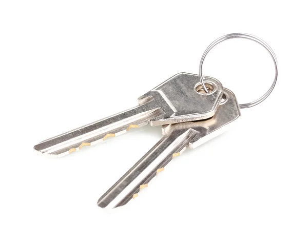 Due chiavi su anello metallico isolato su bianco — Foto Stock