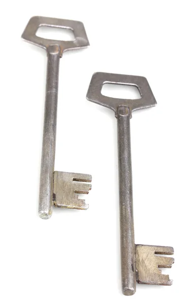 Due chiavi metalliche isolate su bianco — Foto Stock