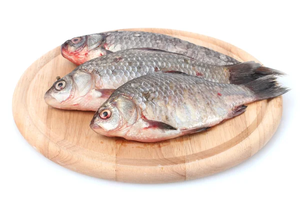白で隔離される木製のまな板に新鮮な魚 — ストック写真