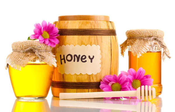 Süßer Honig im Fass und Gläser mit Nieselregen isoliert auf weiß — Stockfoto
