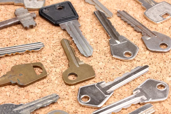 Keys on cork background — Stock Photo, Image