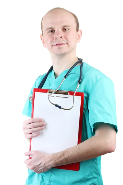 Jovem médico homem com estetoscópio e prancheta isolado em branco — Fotografia de Stock