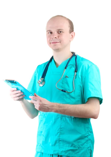 Mladý lékař muž s stetoskop a schránka izolovaných na bílém — Stock fotografie