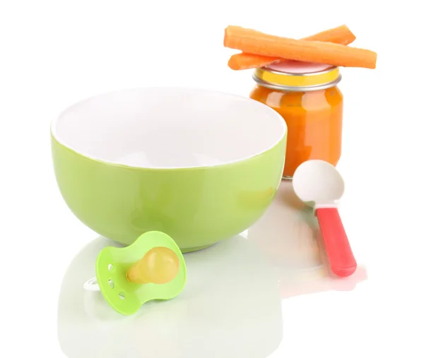 Vasi di purea di bambino con piatto, cucchiaio e carote isolate su bianco — Foto Stock