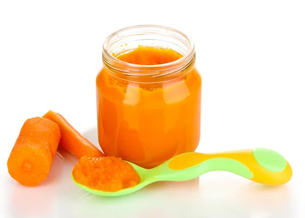 Tarro de puré de bebé con zanahoria y cuchara aislada en blanco —  Fotos de Stock