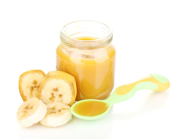 バナナとスプーンを白で隔離される赤ちゃんピューレの jar ファイル — ストック写真