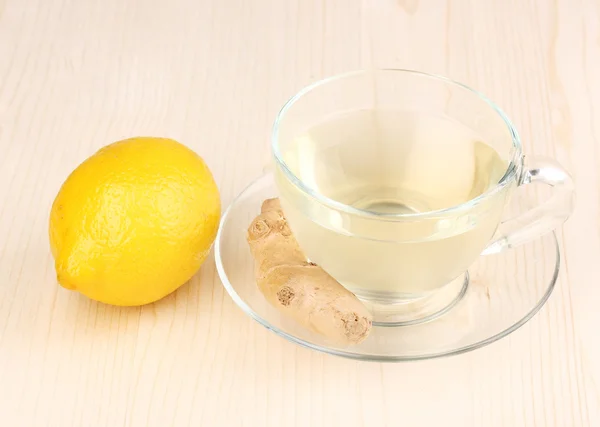 Chá de gengibre saudável com limão no fundo de madeira — Fotografia de Stock