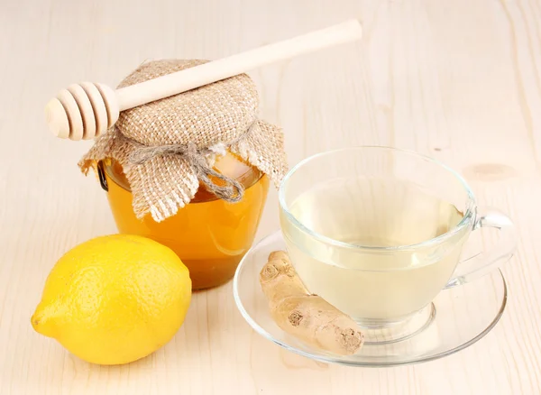 Zdravé zázvorový čaj s citronem a medem na dřevěné pozadí — Stock fotografie